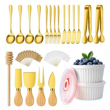Imagem de Acessórios para tábuas de charcutaria, tigelas douradas, conjunto de facas para espalhar manteiga de queijo, mini pinças, garfos, colheres, tigelas de molho com tampas, bandeiras de palito de dente