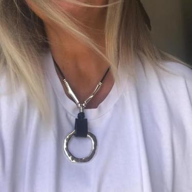 Imagem de 1 colar com pingente geométrico geométrico minimalista de liga de couro de liga de prata, perfeito para uso diário feminino, encontros, festas e danças.