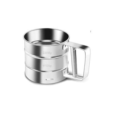 Imagem de Caneca Peneira Polvilhadora em Aço Inox, 250g, 16cm Diâmetro, com Gatilho e Mexedor, para Açúcar, Farinha, Chocolate
