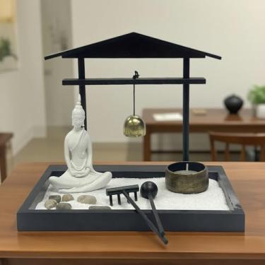 Imagem de Nature's Mark Mini kit de mesa de jardim zen com estátua de Buda, sino pendurado, ancinho, suporte de vela - bandeja de areia de meditação japonesa, bandeja preta, presente de decoração de relaxamento