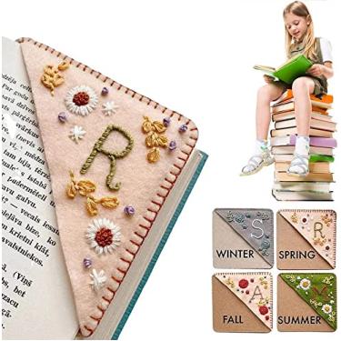Imagem de 2 Pacotes Bordados à Mão Personalizados Bookmark de Canto, Cute Felt Triangle Bookmark, Felt Triangle Bookmark, Cute Flower Letter Bookmark Bookmark para Professores Amantes (Spring,C)