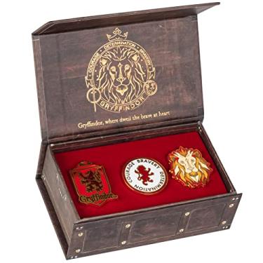Imagem de Harry Potter Gryffindor Pinos esmaltados, conjunto de 3 – em caixa de armazenamento de porta-malas de Hogwarts – Acessório colecionável de botão de pino de metal – Oficialmente licenciado – Presente para crianças, adolescentes, meninos e meninas, Esmalte, outro