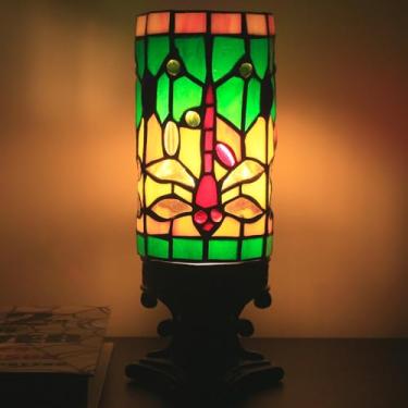 Imagem de Luminária de mesa pequena Tiffany verde vermelha estilo libélula pequena lâmpada de mesa de vidro colorido mini luminária de mesa com sombra cilíndrica 10 x 25 cm