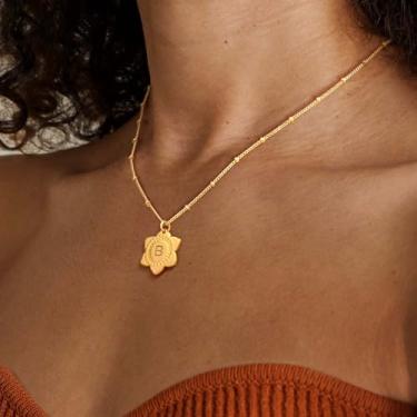 Imagem de Colar feminino com pingente de flor com inicial de ouro delicado banhado a ouro 14 K, simples, minimalista, delicado, feito à mão, joias modernas, Medium, Latão, Sem Pedra Preciosa
