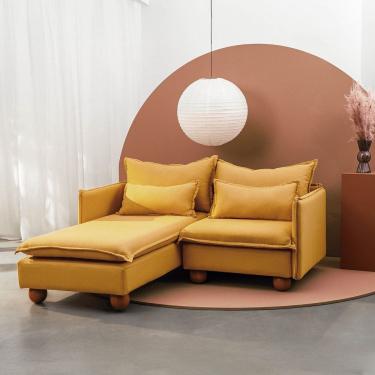 Imagem de Sofá Modular 2 Lugares com Chaise e Pé Bolinha Sôma Cabecasa Madeiramadeira Mostarda