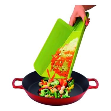 Imagem de Tábua de Corte Dobrável Gourmet, Plástico Verde, 34 x 22 cm, Superfície Dupla para Cortar e Transferir Alimentos, Ideal para Carnes e Legumes