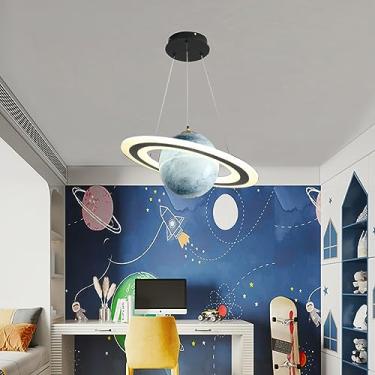 Imagem de Luminária pendente LED infantil Planeta Azul, moderna e regulável, com detalhes em vidro e efeito halo, ideal para quartos de meninos e meninas. Possui altura ajustável e é um lustre moderno