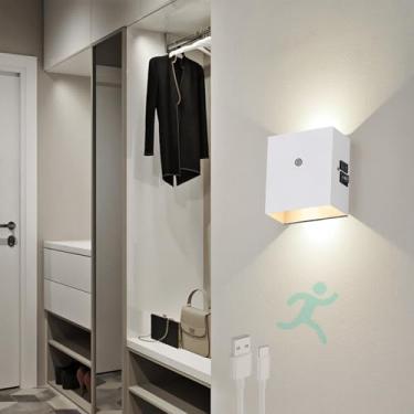 Imagem de Lâmpada de parede com bateria LED com detector de movimento Arandelas internas recarregáveis Iluminação de parede magnética moderna sem fio para escada Sala de estar Quarto mesa de cabeceira (Luz