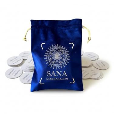 Imagem de SANA Saco de virtudes Numerana com 99 cartas dentro, cada uma com uma virtude diferente: (paciência, coragem, disciplina, amor, alegria, etc.). Praticar diferentes virtudes todos os dias