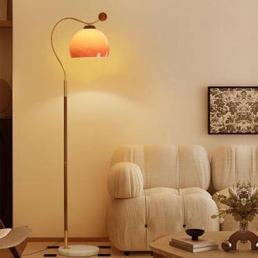 Imagem de Luminária de chão com cúpula de vidro laranja, estilo clássico e decorativo, ideal para leitura em salas de estar e ambientes internos. Possui base de mármore e design que protege os olhos.