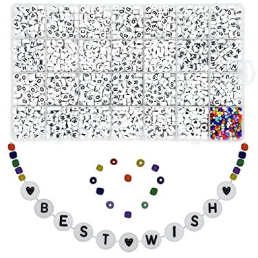 Imagem de FEILIBAY 2220 peças de acrílico redondo branco 4 x 7 mm com contas pretas do alfabeto, contas com padrão de coração, contas de semente de pônei para fazer joias, colares, pulseiras, chaveiros (conta branca, letra preta)