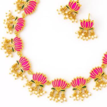 Imagem de Malayali Fashion Conjunto de colar dourado com design tradicional de lótus com brincos | Joias de templo com esmalte rosa e tapeçarias de pérola para mulheres