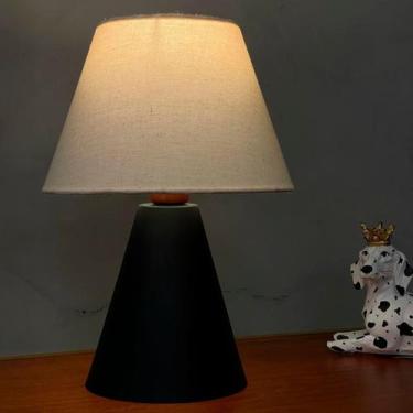 Imagem de Abajur luminária de mesa Clássico Cone Preto de Alumínio bivolt Com Cú