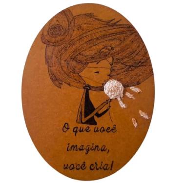 Imagem de Decoração em Placa com pirografia feita à mão em madeira oval de 19cm para mesa ou parede de casa, escritório ou clínica; com detalhes em alto relevo, única peça com o tema "Criatividade em Chamas" e mensagem.