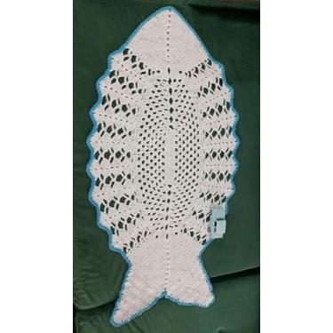 Imagem de Tapete Decorativo de Crochê Artesanal em Formato de Peixe, Branco com Borda Azul, 100x55cm, Design Vazado
