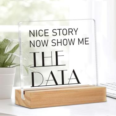 Imagem de Presente engraçado de decoração de mesa de escritório para colega de trabalho Nice Story Now Show Me the Data Placa decorativa de acrílico transparente com suporte de madeira para prateleira de mesa