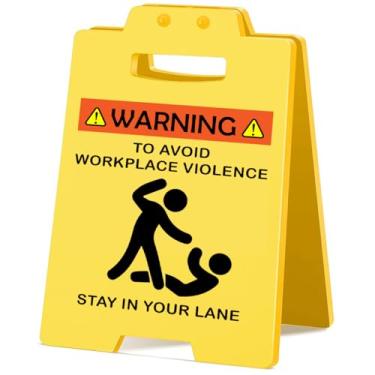 Imagem de Mqclysg Placa de aviso engraçada de escritório para evitar violência no local de trabalho, pequena e divertida, mini sinal de lembrete de cuidado para colega de trabalho, colega de equipe, funcionário