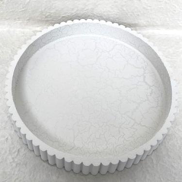 Imagem de 2 bandejas decorativas redondas aninhadas de mesa moderna – Conjunto de mesa de centro circular 30,5 cm/25,4 cm – Bandejas brancas de madeira com acabamento rachado com borda canelada