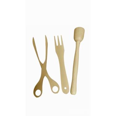 Imagem de Kit de ferramentas de manuseio de alimentos fermentados e repolho de chucrute. O kit inclui uma libra de chucrute para potes de pedreiro, pinças de legumes em conserva, um garfo de chucrute. Madeira