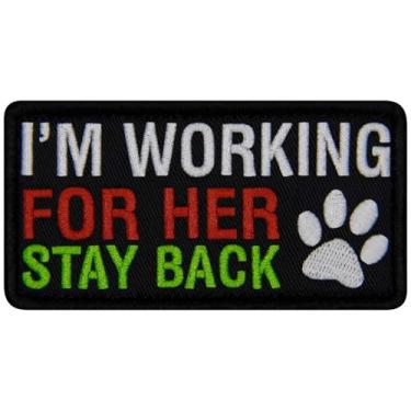 Imagem de TailWag Planet I'm Working for Her Stay Back Service Dog Patch bordado colete/arreios crachá prendedor emblema gancho e laço