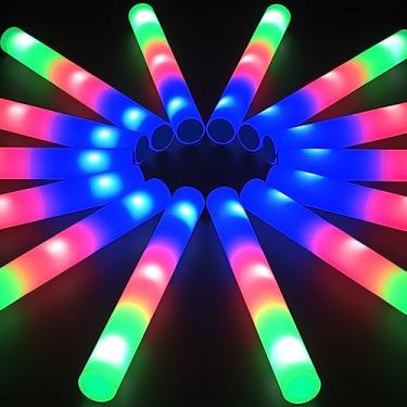 Imagem de 50 unidades de bastões que brilham a granel, 40 cm de espuma de LED com 3 luzes coloridas que brilham no escuro, artigos de festa para casamento, concerto, festa de Halloween, aniversário, acampamento, eventos esportivos, festas de ano novo