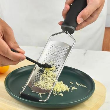 Imagem de Ralador de limão, ralador de queijo de aço inoxidável para gengibre, chocolate, coco, limão, noz-moscada, cítrico, frutas, vegetais com escova de limpeza, preto