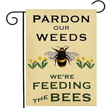 Imagem de Bandeira de jardim de verão Pardon Our Weeds We're Feeding The Bees Placa decorativa vertical dupla face para decoração ao ar livre 30 x 45 cm