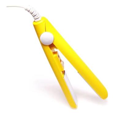 Imagem de Mini Chapinha Alisadora com Placas de Cerâmica, Portátil, Rápido Aquecimento, Ideal para Alisamento Preciso e Viagens (Amarelo)