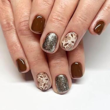 Imagem de RUOKEXIN Unhas postiças quadradas curtas para outono, unhas postiças marrons com glitter prateado, unhas artificiais de ação de graças, cola brilhante nas unhas, para mulheres, 24 peças