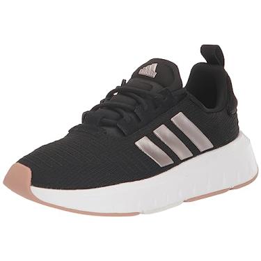 Imagem de adidas Tênis feminino Swift Run 23, Core preto/champanhe metálico/branco, 40