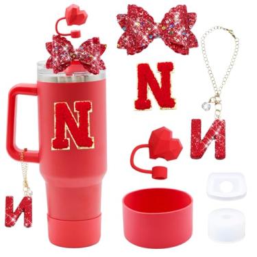 Imagem de Liangang Conjunto de acessórios de copo Stanley vermelho 7 peças para copo Stanley Cup 850.5 g 1,134.0 g copo com alça, incluindo tampa de cobertura de palha de coração, pingente de letra, laço