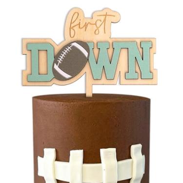 Imagem de GIOGUK First Down Wooden Cake Topper - Rugby First Birthday Cake Decorations, Rugby Football Sign Birthday Cake Smash Photo Props，Sports Theme Party Supplies(First down cake topper)