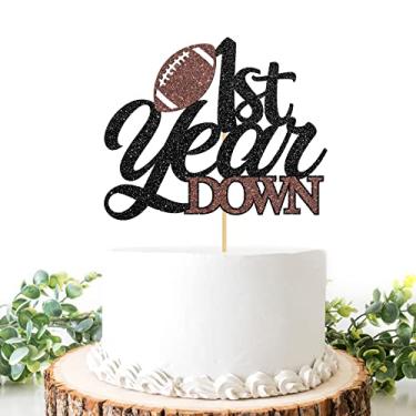 Imagem de Helewilk 1st Year Down Cake Topper, Football Cake Decor for Boys Girls 1st Birthday/Baby Shower Party Decoration, Sports Theme One Year Birthday Party Cake Decor, Football Birthday Party Supplies