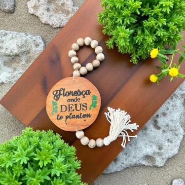 Imagem de Decoração Rústica para Porta, Guirlanda com Contas de Madeira e Placa Decorativa, Floresca onde Deus te Plantou, Estilo Farmhouse com Tassel Branco