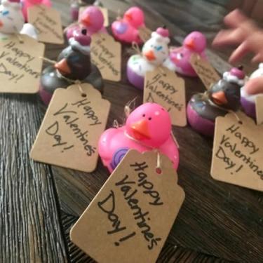 Imagem de Pacote com 100 etiquetas de presente de papel kraft, 7 x 4 cm, marrom com barbante, perfeito para embrulho de presente, lembrancinhas de festa e artesanato faça você mesmo, e design versátil