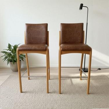 Imagem de Kit 2 Banqueta Aura Alta Madeira Maciça E Courino Marrom Design Moderno Conforto Com Apoio Para Pés Mobília Decor