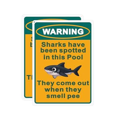 Imagem de Pacote com 2 tubarões engraçados de aviso de perigo foram vistos nesta piscina - eles saem quando cheiram a peesign para regras de piscina, sinais de segurança, decoração engraçada ao ar livre, placa