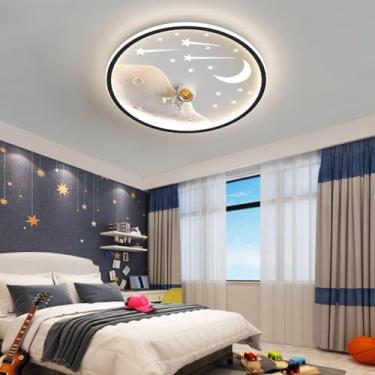 Imagem de Luminária de teto criativa de desenho animado em LED para quarto infantil, moderna e dimerizável, com design de astronauta, na cor preta, com controle remoto. Ideal para iluminação decorativ