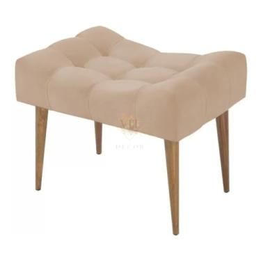 Imagem de Puff Banco Estofado Suede Capitonê Luxuoso com Pés Palito de Madeira - Banqueta Decorativa Vintage para Sala, Quarto, Penteadeira e Hall - 45cm Altura x 52cm Largura (Bege)