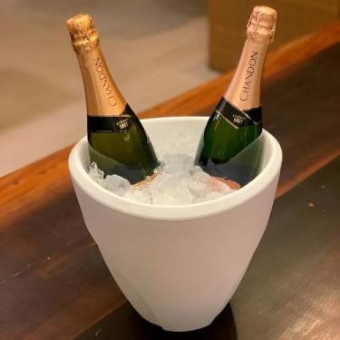 Imagem de Champanheira de Polietileno, Branca, 5L, Parede Dupla, 24,5 x 27 x 25 cm, Capacidade 2 Garrafas, Balde de Gelo para Bebidas