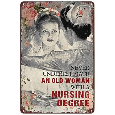 Imagem de ALEXXO Lindo Pôster De Enfermeira Em Metal, Placa Lata, Nunca Subestime Uma Senhora Idosa Com Diploma Enfermagem, Arte Decoração Parede Para Casa, Hospital, Igreja, Café, 8X12"