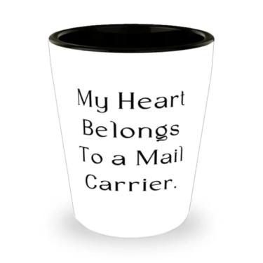 Imagem de My Heart Belongs To a Mail Carrier. Copo de shot para transporte de correio, presentes de porta-correio, copo de cerâmica para amigos