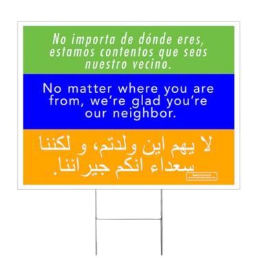 Imagem de Sinal VIBE INK We Glad You're Our Neighbor Multilingual para quintal grande 45,72 cm x 60,96 cm - Inclui estaca de jarda de 60,96 cm - Impressão dupla face