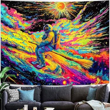 Imagem de Tapeçaria de parede com luz negra astronauta espaço tapeçaria de galáxia planeta para quarto vassoura mágica voando arte de parede legal para homens sala de jogadores dormitório sala de estar