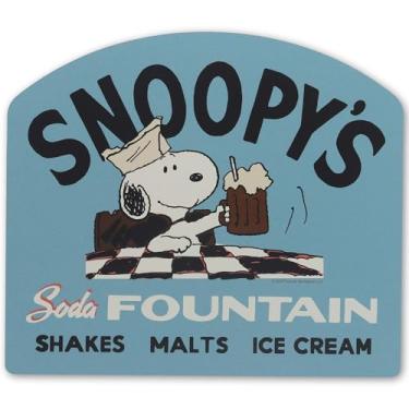 Imagem de Peanuts Snoopy's Soda Fountain Decoração de parede de madeira - Placa Snoopy retrô com tema de batidos, maltes e sorvete