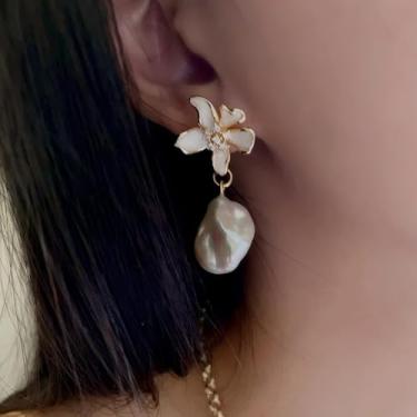 Imagem de 2 peças de brincos femininos com pingente de pérola sintética de flor branca banhada a ouro estilo francês, perfeitos para festas, encontros e uso diário.