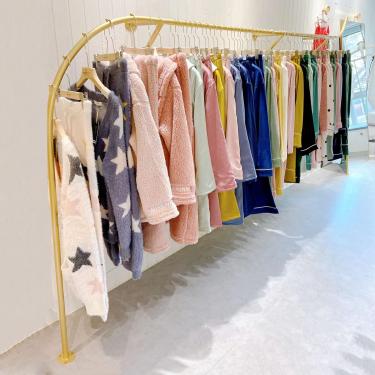 Imagem de Roupas De Exibição Criativa Dourada Em Lojas De Roupas Boutique Tubo Industrial Moderno Prateleiras De Exibição De Roupas De Varejo Montadas Na Parede Armazenamento De Organizad, 250cm