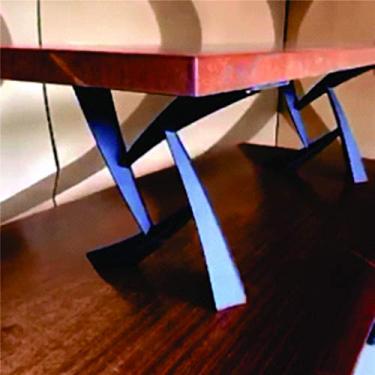 Imagem de Mesa de jantar tampo de madeira e pés em metalon estilo japonês