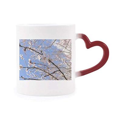 Imagem de Caneca sensível ao calor com foto de ramo de flor de cerejeira vermelha muda de cor