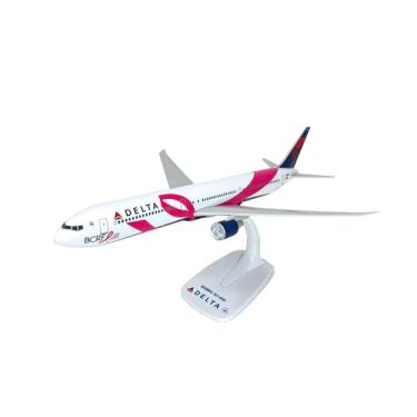Imagem de Delta (07-Cur) Boeing 767-400 Airplane Miniature Model Snap Fit 1:200 Part#ABO-76740H-006